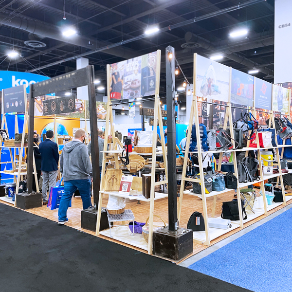 https://images.executiveadvertising.com/custom-pages/trade-show-booth-with-promo-products_625746f75fbe1.jpg?utm_source=chatgpt.com